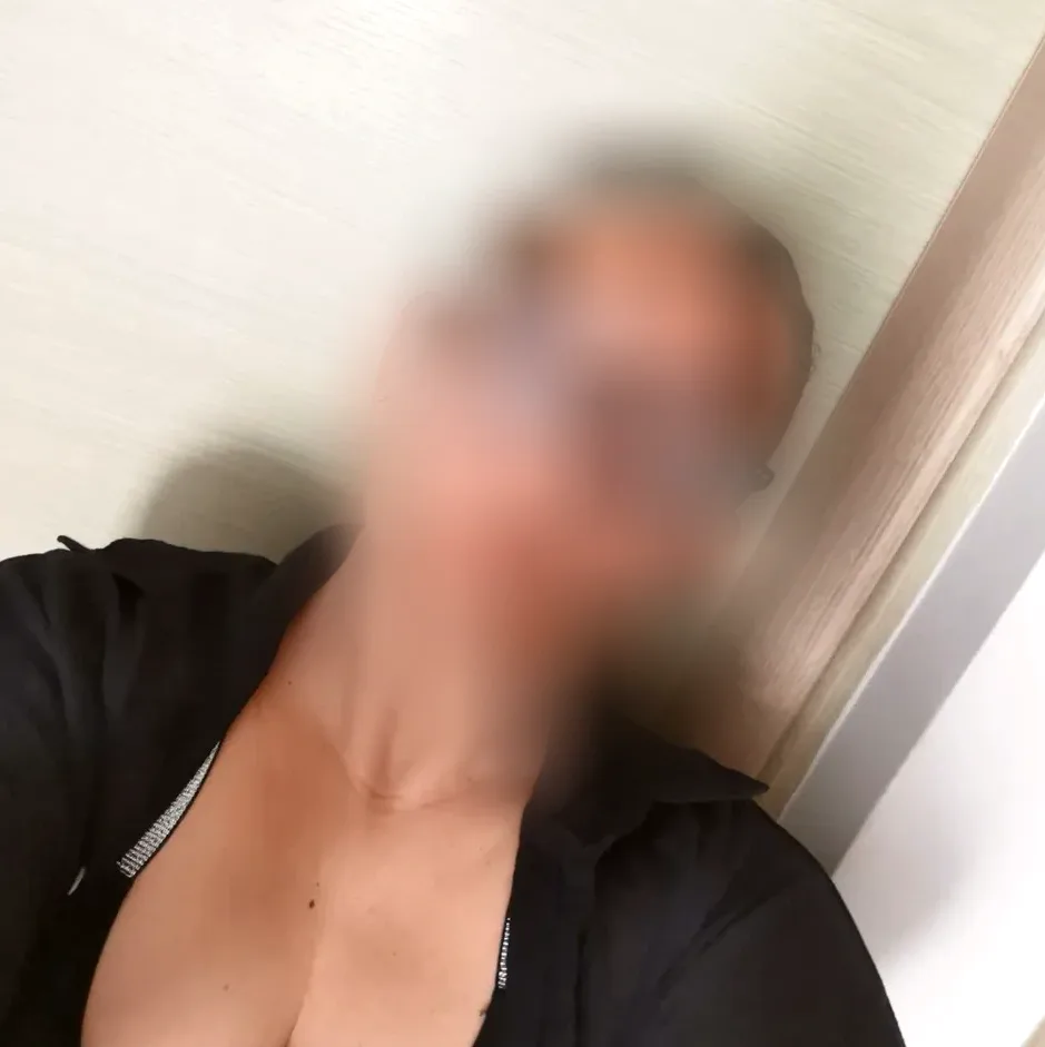 Manuela, 37